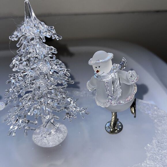 Vintage 2002 Avon Holiday Skating Pond Scene in Original box - Picture 3 of 9